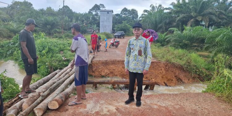 Foto:IST/MATA KALTENG - Kondisi jembatan yang putus di Telaga Antang.