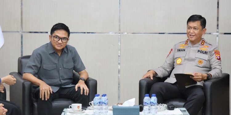 FOTO: MATAKALTENG - Kapolda Kalteng, Irjen Pol Iwan Kurniawan, pada saat berdiskusi bersama RCEO BRI Regional 14 Kalimantan, Novian.