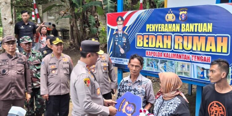 FOTO: MATAKALTENG - Kapolda Kalteng, Irjen Pol Iwan Kurniawan, pada saat menyerahkan kunci rumah secara simbolis.