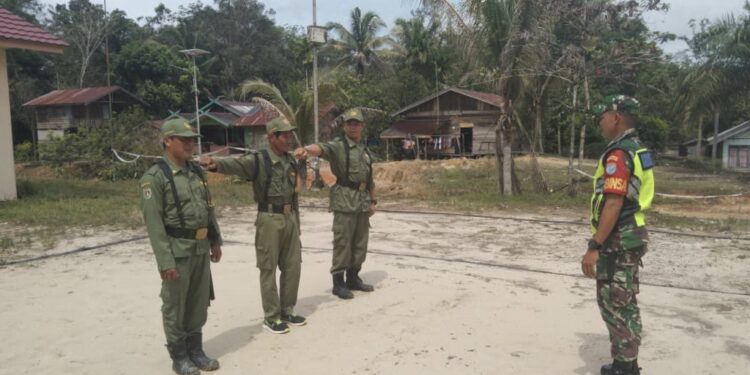 FOTO: MATAKALTENG - Babinsa Koramil 04/Ktt, Serda Herlin Setiawan melaksanakan pelatihan terhadap Anggota Satlinmas.