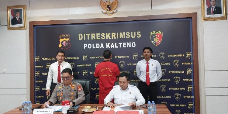 FOTO: MATAKALTENG - Direktur Reskrimsus Polda Kalteng, Kombes Pol Rimsyahtono, bersama Kabid Humas, Kombes Pol Erlan Munaji, pada saat menggelar konferensi pers.