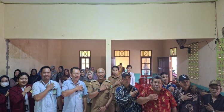 FOTO; IST/MATAKALTENG- Kades Patai Hendrik K (tengah) saat menggelar MMD di Balai Desa Patai pada Senin, 15 September 2025.