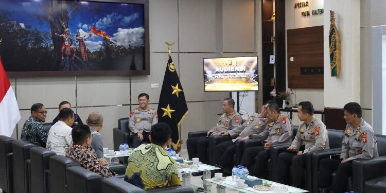 FOTO: MATAKALTENG - Kapolda Kalteng, Irjen Pol Iwan Kurniawan, pada saat berdiskusi bersama jajaran PLN.