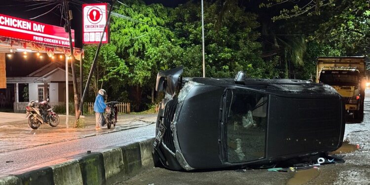 FOTO: IST/MATAKALTENG- Tampak minibus warna hitam menabrak median Jalan Pemuda, Kecamatan MB Ketapang, Kota Sampit, Kotim pada Selasa, 16 September 2025 malam.