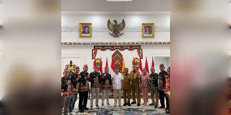 Foto:IST/MATA KALTENG -Dewan Adat Dayak (DAD) Kabupaten Kotawaringin Timur (Kotim) bersama sejumlah tokoh dan tetua adat menemui Gubernur Kalimantan Tengah, Agustiar Sabran.