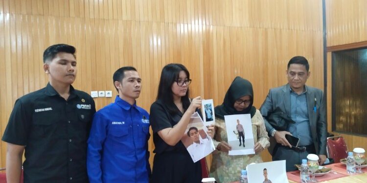 FOTO: AGUS/MATAKALTENG- Konferensi pers kehilangan fadel bersama kuasa hukum beserta ibu dan kakak kandungnya beberapa waktu lalu.