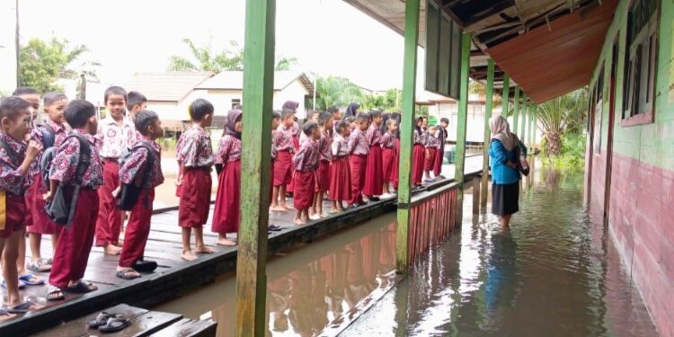 Foto:IST/MATA KALTENG - Sekolah terdampak banjir di wilayah Samuda.
