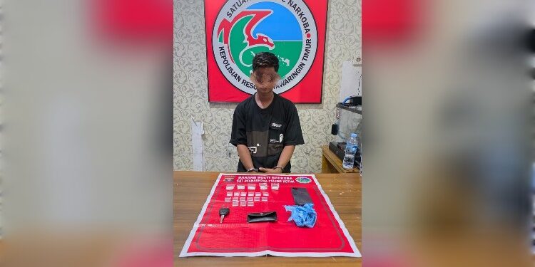 FOTO: IST/MATAKALTENG - Pelaku tindak pidana narkotikaberinisial AB bersama barang bukti sabu.