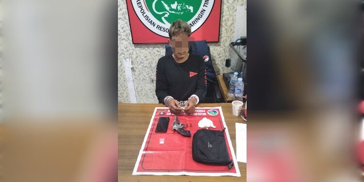 FOTO; IST/MATAKALTENG- AS bersama barang bukti Narkotika dan Senpi rakitan saat diamankan pihak kepolisian Polres Kotim.