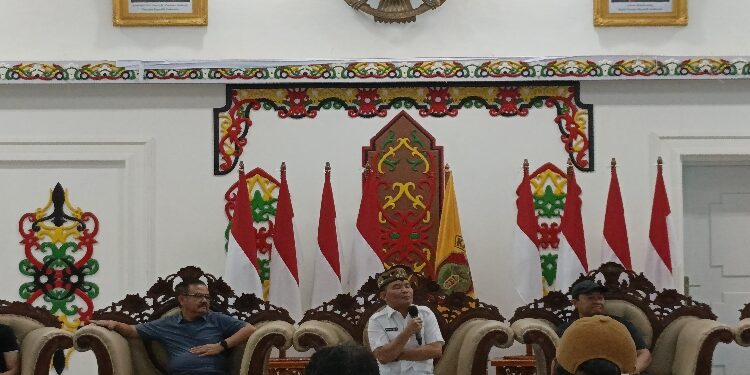 FOTO: NRA/MATAKALTENG - Gubernur Kalimantan Tengah, H. Agustiar Sabran, saat temu Media di istana isen mulang rumah jabatan gubernur.