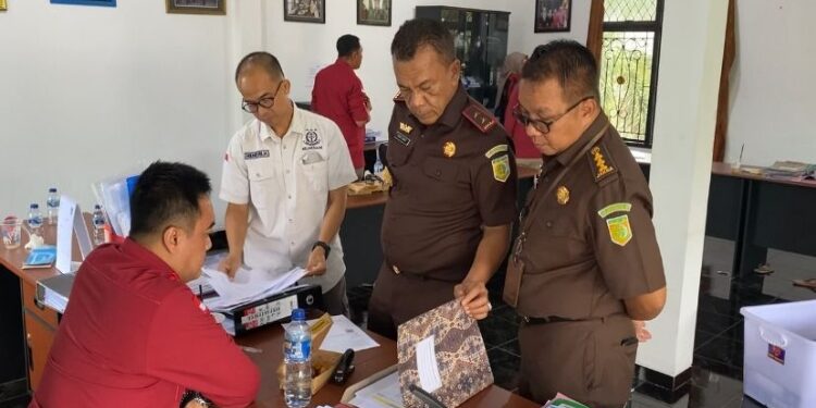 FOTO: IST/MATAKALTENG - Saat Penyidik Melakukan Penggeledahan Kantor CV Dayak Lestari.