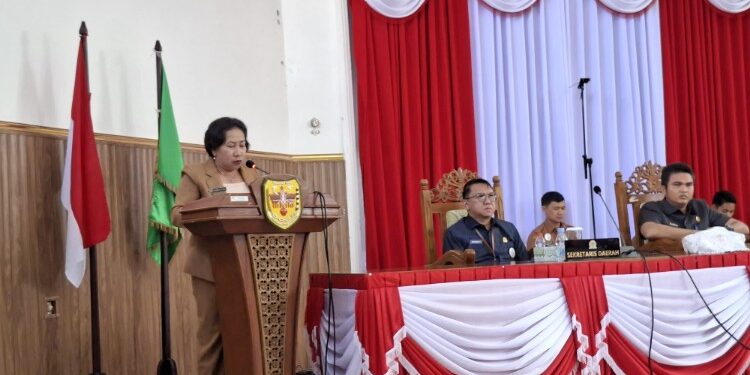 FOTO : DPRD GUMAS/MATA KALTENG - Juru Bicara Fraksi PDIP DPRD Kabupaten Gumas Rusmila ketika menyampaikan pandangan umum fraksinya, pekan lalu.
