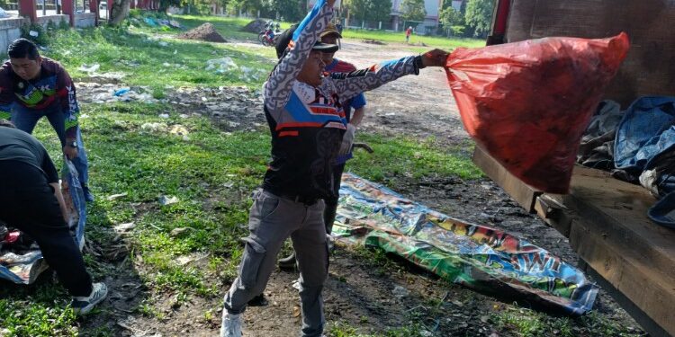 Foto:IST/MATA KALTENG - Camat Baamang Sufiansyah dan jajaran panitia mulai membersihkan lokasi MTQ, 19 September 2025.