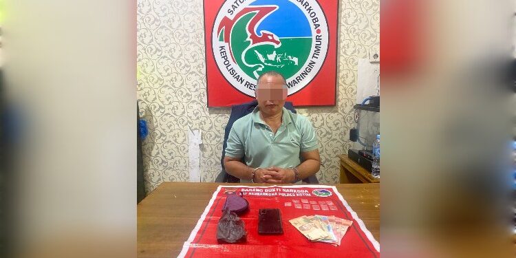 FOTO: IST/MATAKALTENG - Pelaku tindak pidana Narkotika berinisial AM saat diamankan di Mapolres Kotim.