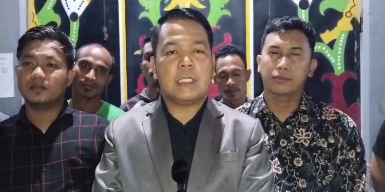 FOTO: IST/MATAKALTENG - Jesvandy Silaban dan kawan-kawan saat penjemputan para terdakwa di Rutan Palangka Raya.