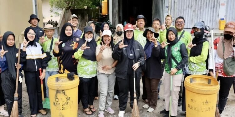 FOTO: IST/MATA KALTENG - Wabup Kotim Irawati saat tinjau kegiatan gotong royong.