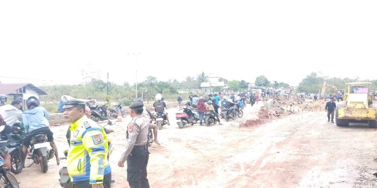 FOTO: IST/MATAKALTENG - Suasana perbaikan jalan dan pengaturan lalulintas pihak Kepolisian di Jalan Tjilik Riwut Km 18.