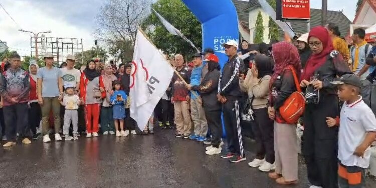 FOTO: IST/MATA KALTENG - Wabup Kotim Irawati saat lepas peserta jalan sehat PMI Kotim.