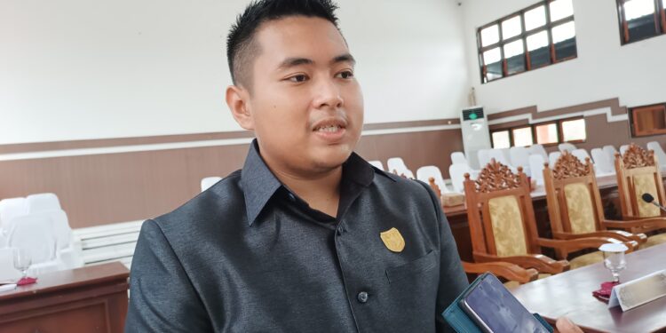 FOTO : SID/MATA KALTENG - Anggota DPRD Kabupaten Gumas Indra H Kiaji ketika diwawancarai awak media, usai pelaksanaan rapat paripurna, pekan lalu.