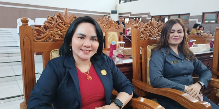 FOTO : DPRD GUMAS/MATA KALTENG - Anggota DPRD Kabupaten Gumas Cici Susilawati (kiri) bersama koleganya Dewi Sari, saat menghadiri rapat paripurna DPRD setempat, pekan lalu.