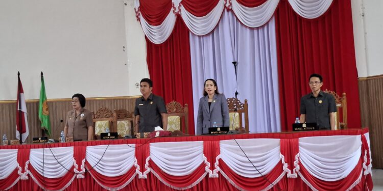 FOTO : DPRD GUMAS/MATA KALTENG - Ketua DPRD Kabupaten Gumas Binartha (dua dari kiri) ketika memimpin rapat paripurna DPRD setempat, belum lama ini.