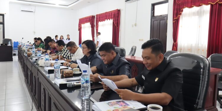 FOTO : DPRD GUMAS/MATA KALTENG - Anggota DPRD Kabupaten Gumas Yulius Agau (dua dari kanan) ketika mengikuti rapat di ruang rapat komisi DPRD setempat, belum lama ini.