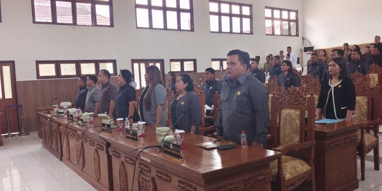 FOTO : DPRD GUMAS/MATA KALTENG - Anggota DPRD Kabupaten Gumas Darwinson Concon (ujung kanan) ketika menghadiri rapat paripurna DPRD setempat, belum lama ini.