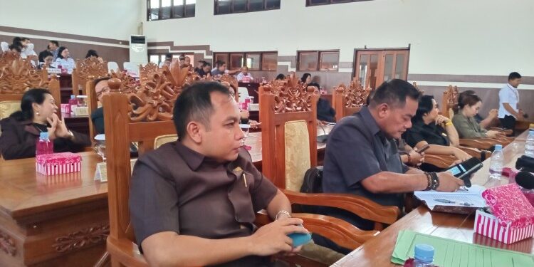 FOTO : DPRD GUMAS/MATA KALTENG - Anggota DPRD Kabupaten Gumas Evandi (ujung kiri) ketika menghadiri rapat paripurna DPRD setempat, belum lama ini