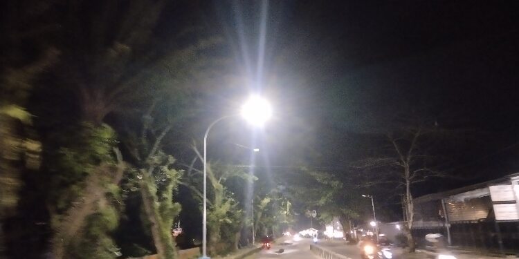 FOTO: AGUS/MATAKALTENG - Kondisi Jalan Pemuda Kota Sampit saat ada penerangan Jalan pada Sabtu, 20 September 2025 malam. 