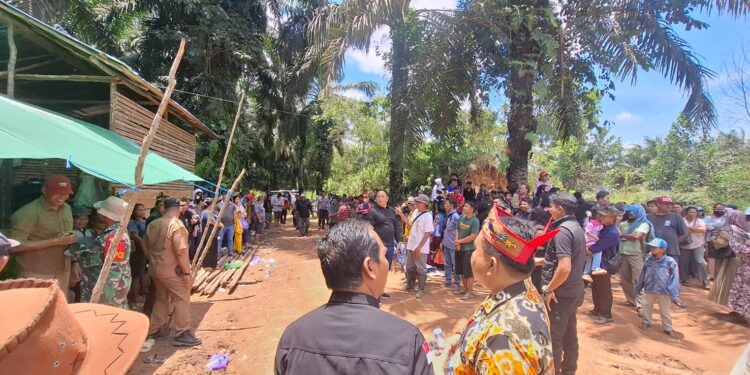 Foto:IST/MATA KALTENG - Aksi demo warga Sebabi belum lama ini.