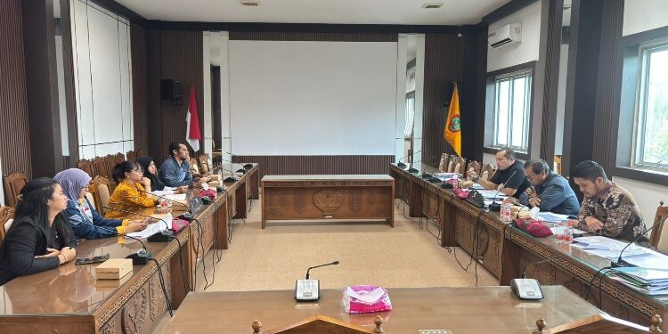 FOTO: IST/MATAKALTENG - Aundiensi Bersama Ketua Komisi III DPRD, Sugiyarto, Wakil Ketua Tomy Irawan Diran, dan Sekretaris Bryan Iskandar dan sejumlah guru swasta di Kalimantan Tengah, Ruang Komisi III DPRD Kalteng.