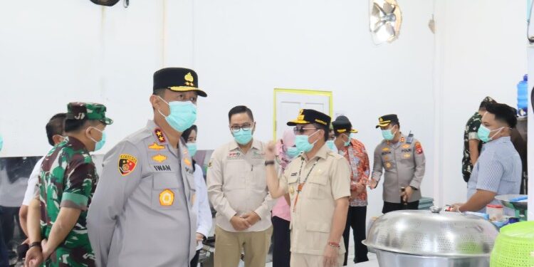 FOTO: MATAKALTENG - Kapolda Kalteng, Irjen Pol Iwan Kurniawan bersama Gubernur, Hj Agustiar Sabran, pada saat mengecek proses MBG di Buntok.