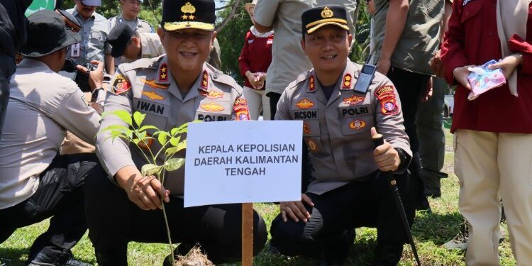 FOTO: MATAKALTENG - Kapolda Kalteng, Irjen Pol Iwan Kurniawan, bersama Kapolres Barsel, AKBP Jecson R. Hutapea, pada saat melakukan penanaman pohon.