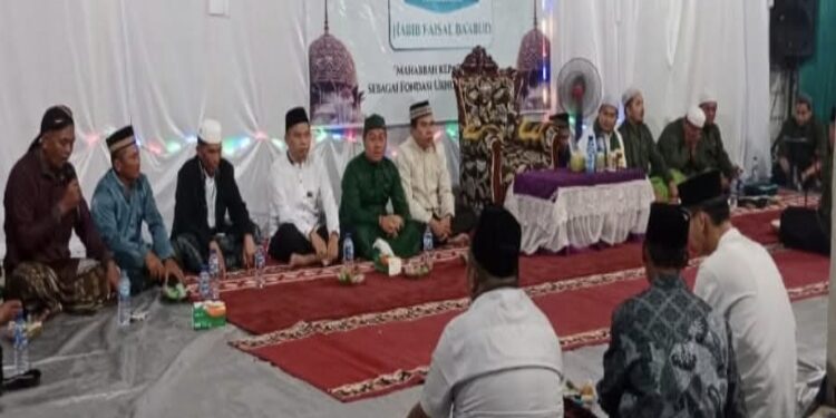 FOTO: IST/MATAKALTEG - Wabup Firdaus, saat hadiri Maulid Nabi di Desa Hiyang Bana bersama warga setempat.
