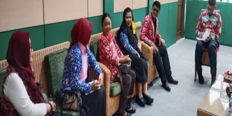 FOTO: IST/MATAKALTENG - Wabup Katingan, saat bersama Pengurus AGSI Kalteng di ruang kerja.
