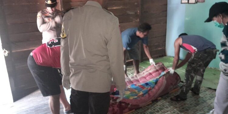 FOTO: IST/MATAKALTENG- Personel Polsek Antang Kalang yang dipimpin langsung oleh Kapolsek Antang Kalang, Ipda Jonika, saat mengevakuasi korban pembunuhan di Desa Agung Mulya, 23 September 2025.