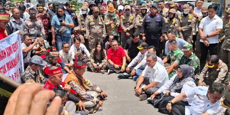 Foto:IST/MATA KALTENG - Aksi demo warga Kotim tuntut Agrinas berhenti panen sawit.