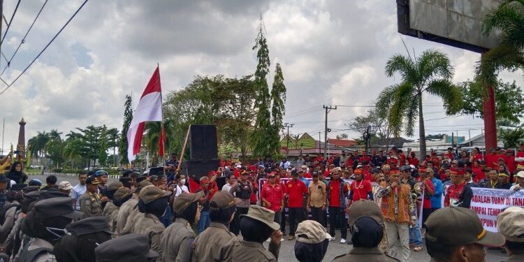 FOTO: AGUS/MATAKALTENG- Pengamanan yang dilakukan oleh Aparat kepolisian Polres Kotim dan Satpolpp Kotim saat aksi damai di depan kantor Pemda Kotim pada Rabu, 24 September 2025 siang.