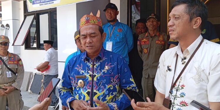 FOTO: MATAKALTENG - Wakil Bupati Khristianto Yudha, ST saat di wawancarai awak Media usai gelaran Musorkab KONI Barsel.