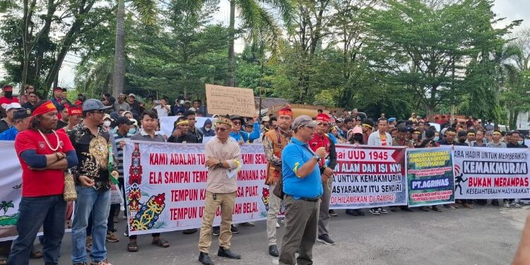 Foto: IST/MATA KALTENG - Aksi masyarakat Kotim tuntut pengembalian lahan sitaan.