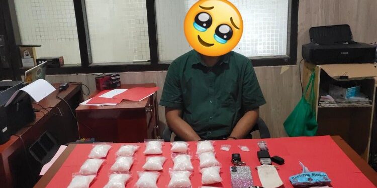 FOTO: MATAKALTENG - Terduga pelaku AL beserta barang bukti pada saat diamankan di Mapolda Kalteng.