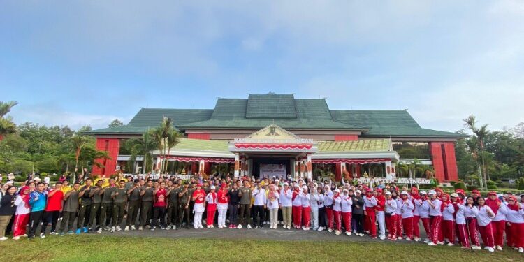FOTO : MATAKALTENG - Prajurit Kodim 1019/Katingan saat ikut berpartisipasi dalam rangka memperingati Hari Jantung Sedunia, di halaman kantor Bupati Katingan.