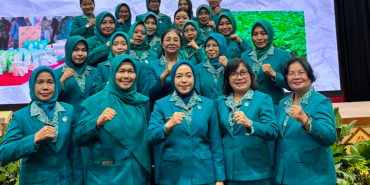 FOTO : MATAKALTENG - Ketua TP PKK Sumiati Saiful, bersama kader, saat Rakerda Kalteng.