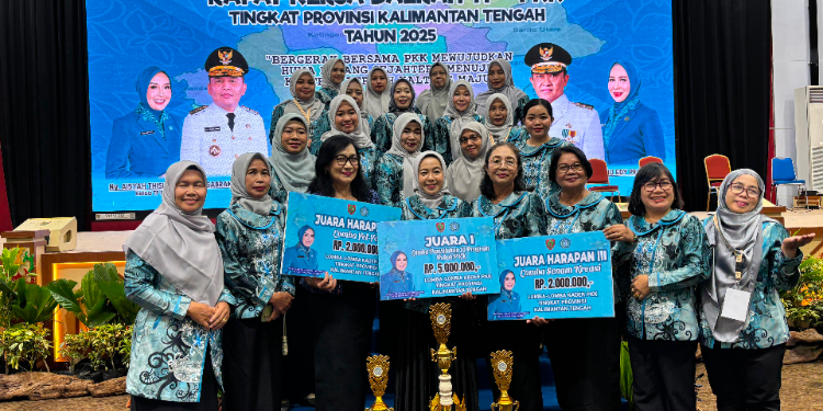 FOTO: MATAKALTENG - Suasana bahagia Keluarga besar TP PKK Katingan saat meraih prestasi pada pelaksanaan lomba.