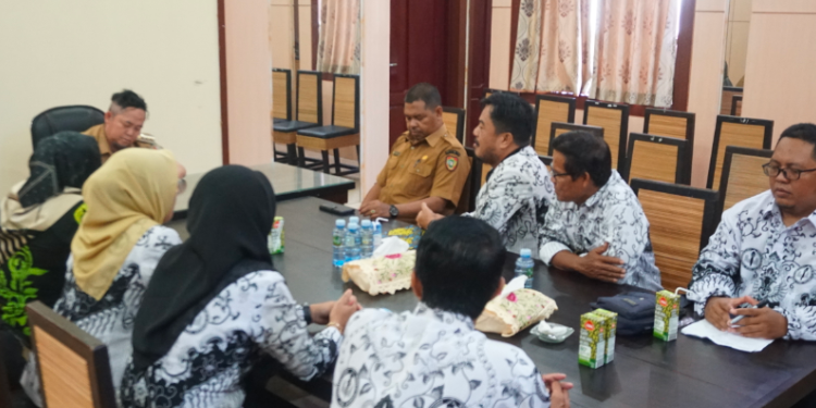 FOTO : MATAKALTENG - Bupati Katingan saat audiensi bersama PGRI, di rumah jabatan bupati setempat.