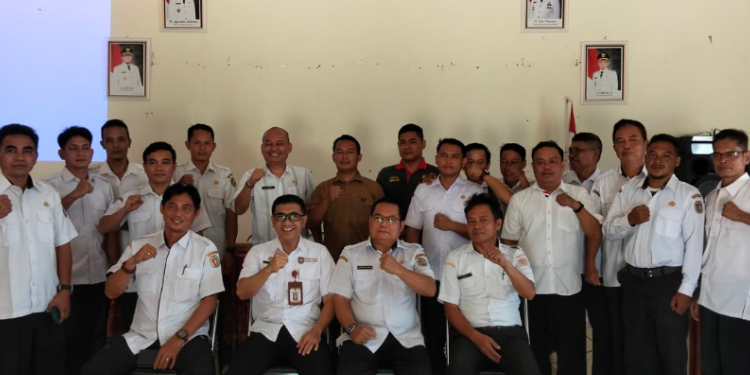 FOTO : MATAKALTENG - Inspektur Kabupaten Katingan, Deddy Ferras, saat sosialisasi, di Kecamatan Sanaman Mantikei.