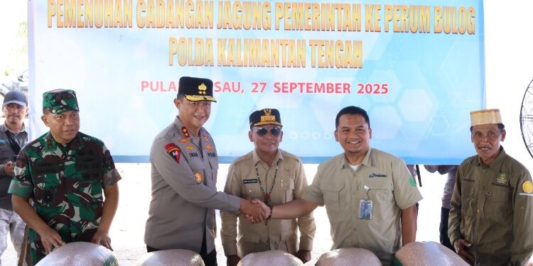 FOTO: MATAKALTENG - Kapolda Kalteng, Irjen Pol Iwan Kurniawan, pada saat menyerahkan secara simbolis jagung hasil Panen Kuarta lIII.