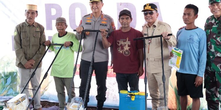 FOTO: MATAKALTENG - Kapolda Kalteng, Irjen Pol Iwan Kurniawan, bersama Gubernur, H Agustiar Sabran, pada saat menyerahkan bantuan alat dan mesin pertanian kepada warga Kabupaten Pulang Pisau.