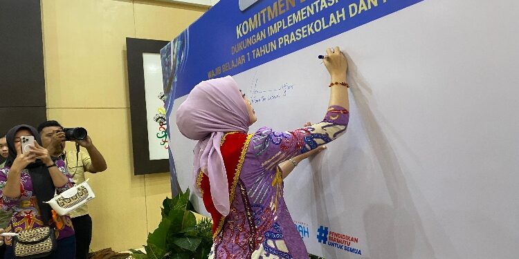 FOTO: NRA/MATAKALTENG - Bunda PAUD Provinsi Kalimantan Tengah, Aisyah Thisia Agustiar Sabran, saat menandatangani komitmen bersama.