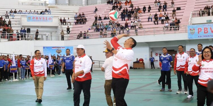 FOTO: MATAKALTENG - Kapolda Kalteng, Irjen Pol Iwan Kurniawan, pada saat melakukan service, tanda dimulainya Kapolda Cup.